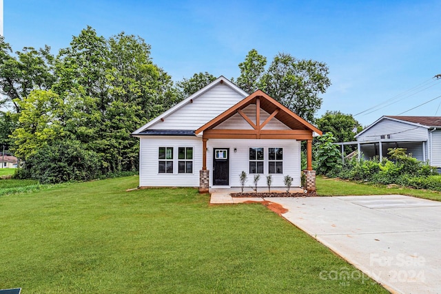 view of front of property with a front yard