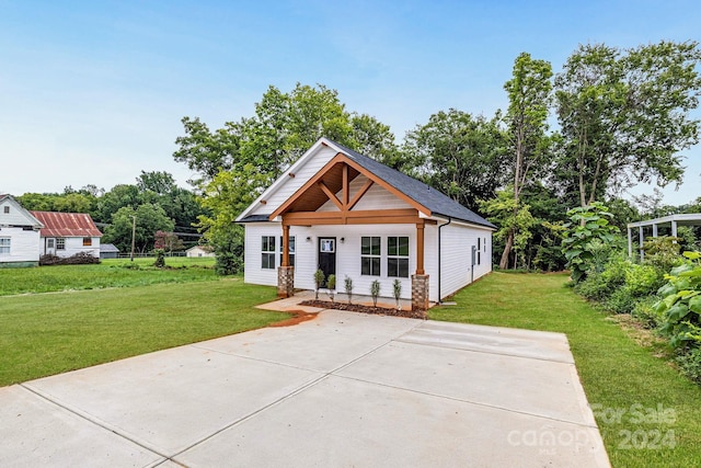 view of front of house with a front lawn