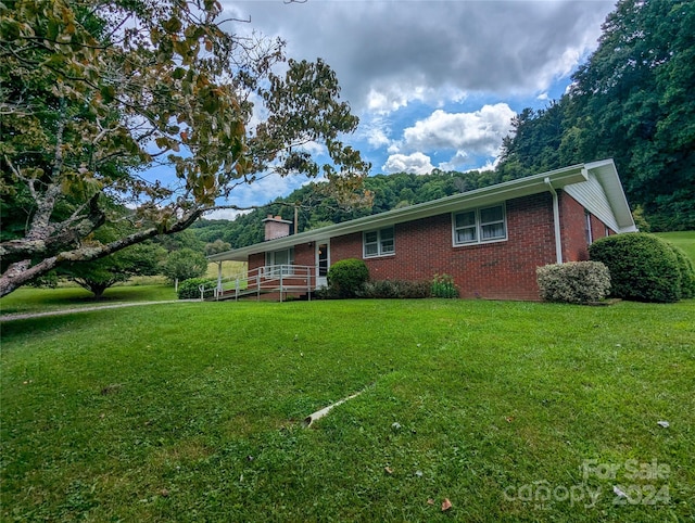 single story home with a front lawn