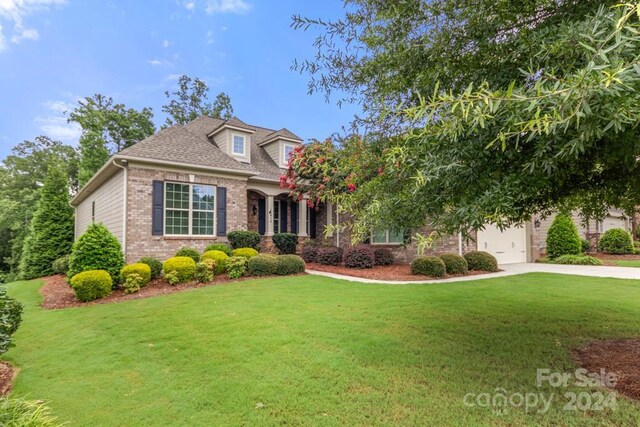 view of front of property with a front yard