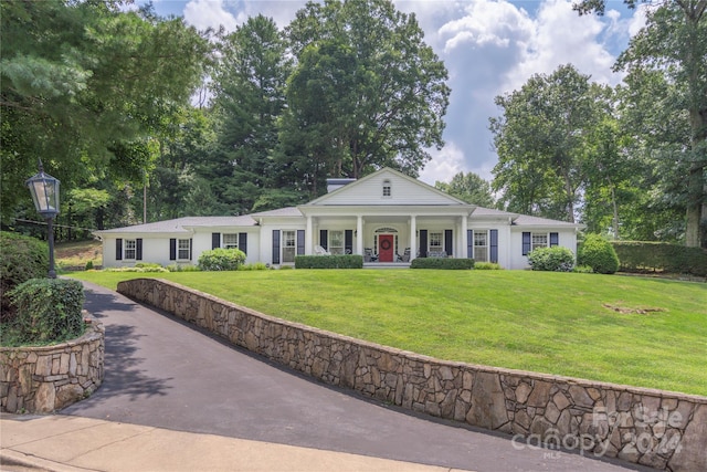 view of front of house featuring a front yard