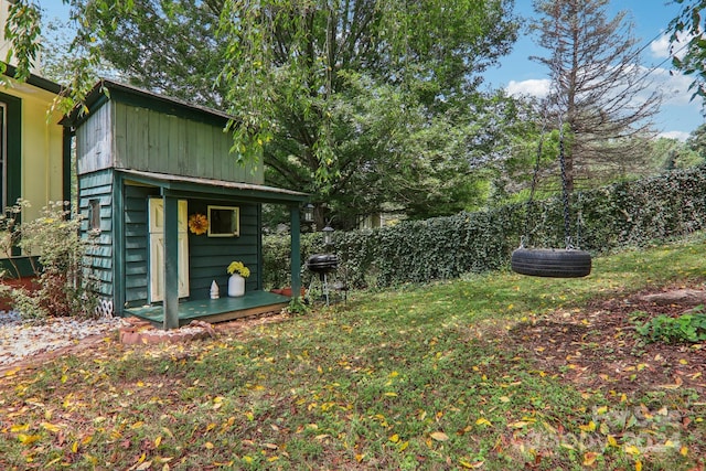 view of yard with an outbuilding