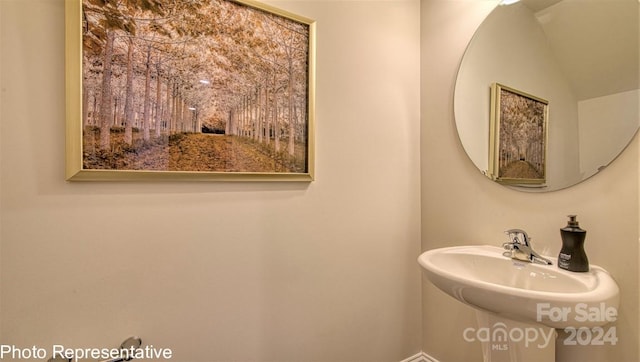 bathroom featuring a sink