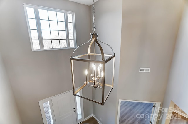 room details featuring a chandelier