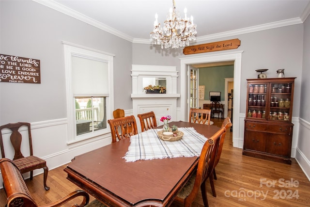 dining space featuring crown molding, light hardwood / wood-style floors, and a notable chandelier