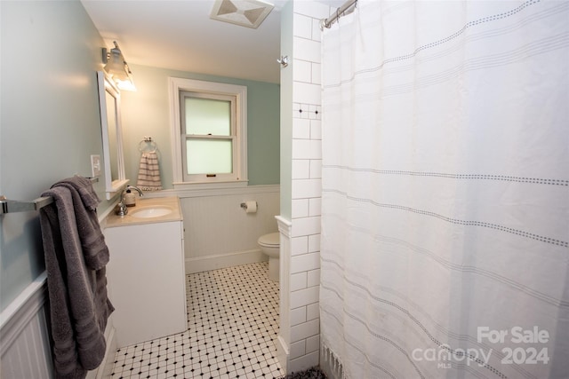 bathroom with a shower with curtain, vanity, and toilet