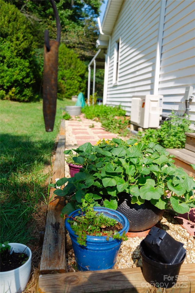 view of yard featuring a garden