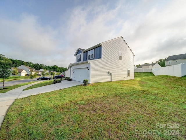 view of front facade featuring a front lawn and a garage