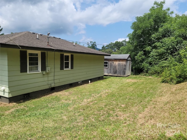 view of yard with a storage shed