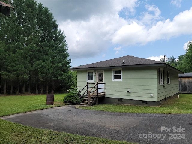 exterior space featuring a front lawn