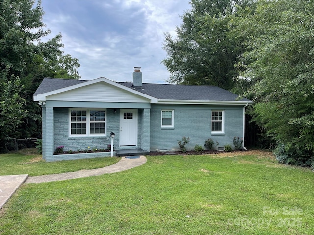 single story home featuring a front lawn