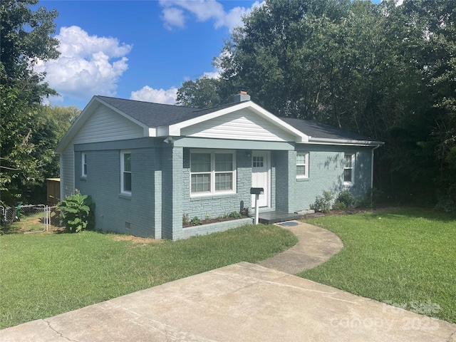 single story home featuring a front lawn and covered porch