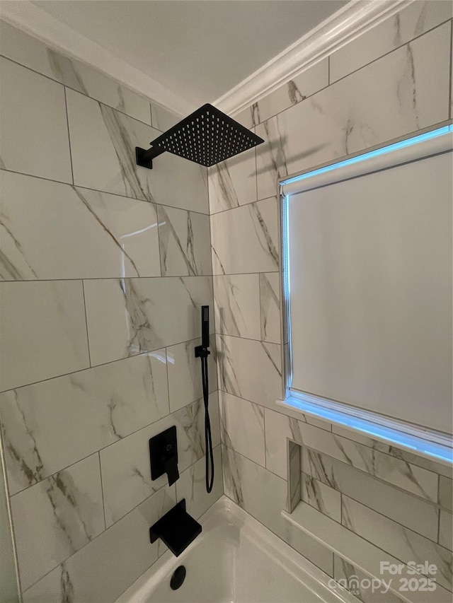 bathroom with tiled shower / bath combo