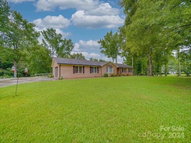 ranch-style home with a front lawn