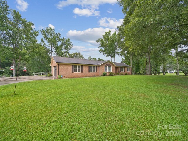 ranch-style house featuring a front lawn