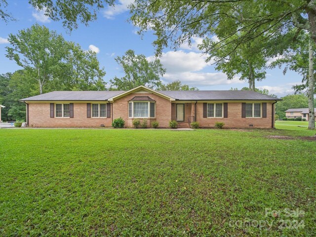 ranch-style house featuring a front lawn