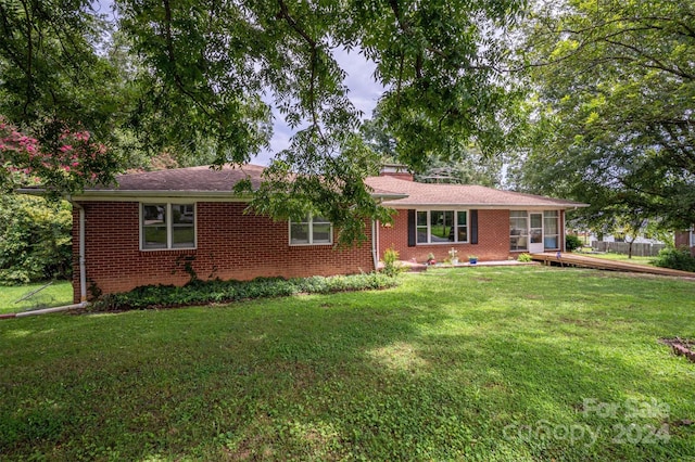 ranch-style house featuring a front lawn