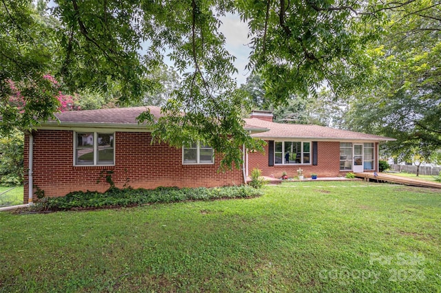 single story home with a front lawn