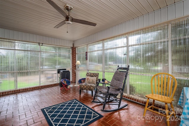 sunroom with ceiling fan