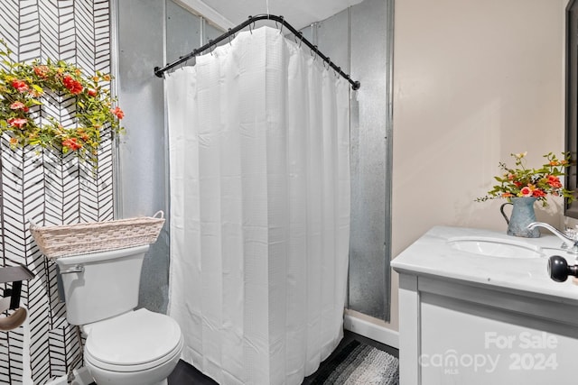 bathroom with a shower with curtain, vanity, and toilet