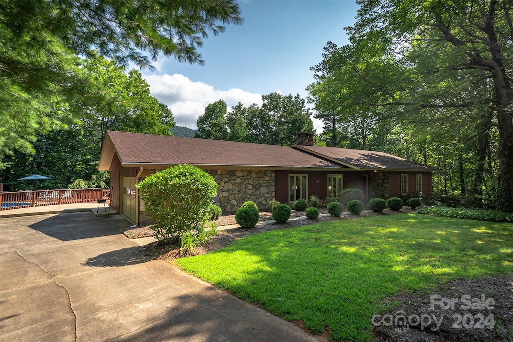 ranch-style home featuring a front lawn