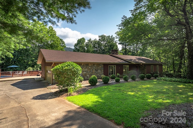 ranch-style home featuring a front lawn