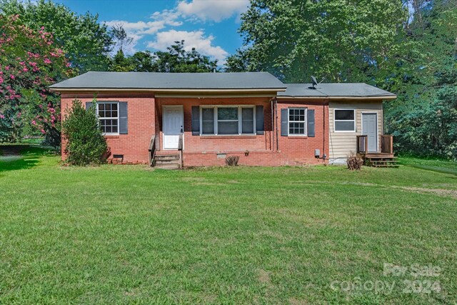 single story home featuring a front yard