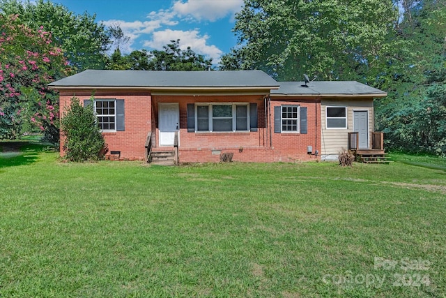 view of front of property with a front lawn