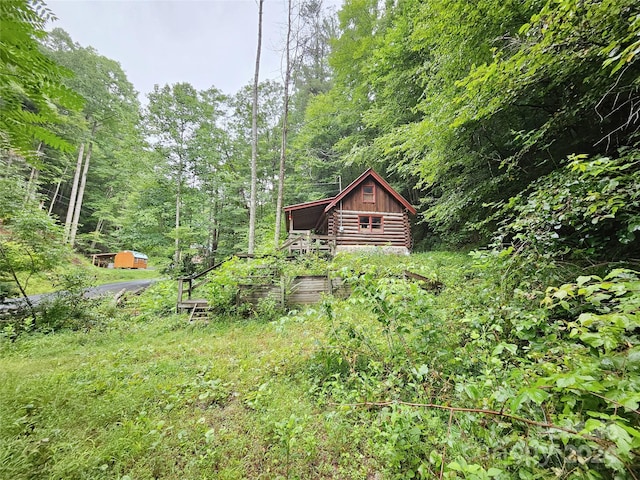 view of yard featuring an outdoor structure