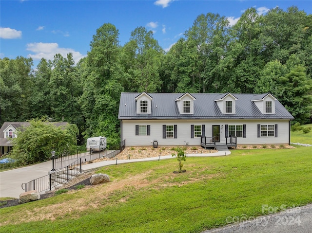 view of front of property featuring a front lawn