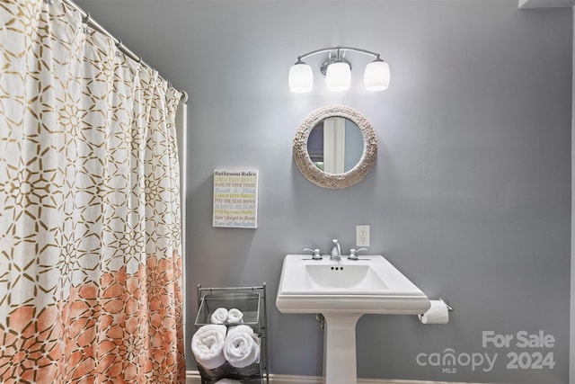 full bath with curtained shower