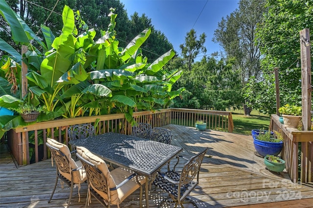 deck featuring outdoor dining space