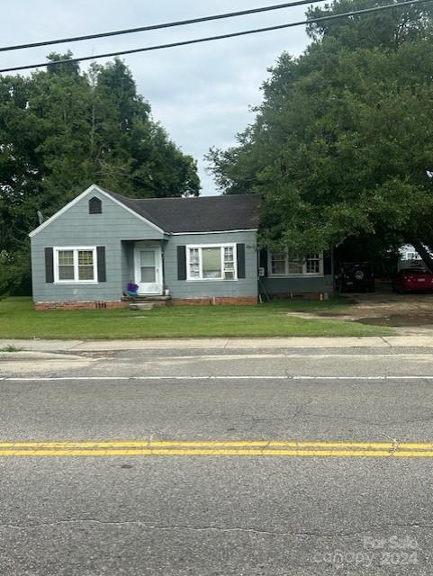 view of front of home featuring a front yard