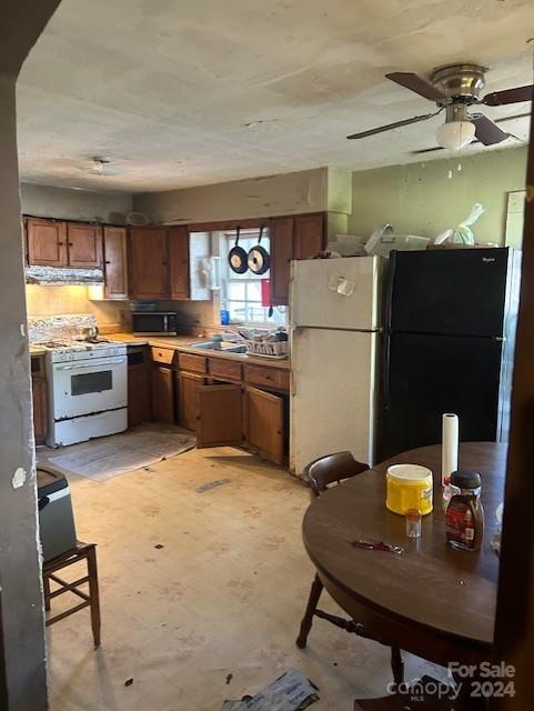 kitchen with ceiling fan, white range with gas stovetop, and refrigerator