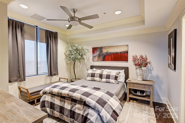 bedroom featuring light wood finished floors, visible vents, baseboards, a ceiling fan, and recessed lighting