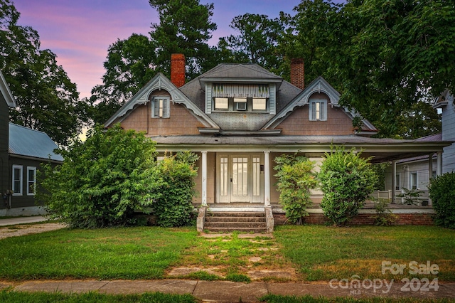 view of front of property featuring a yard