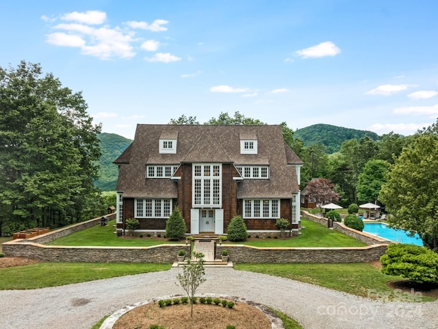 view of front facade with a front yard