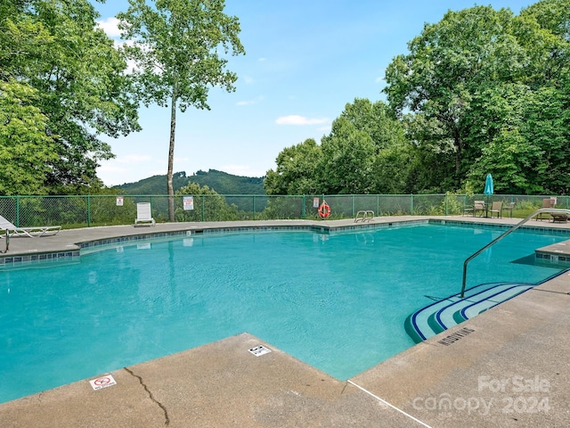 view of swimming pool