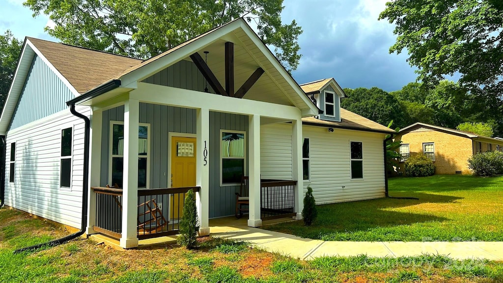 view of front facade featuring a porch and a front yard