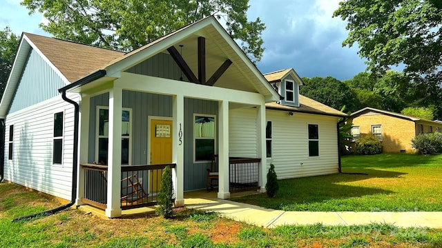 view of front facade featuring a porch and a front yard