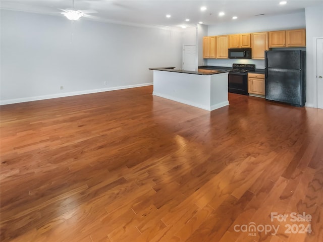 kitchen featuring crown molding, dark hardwood / wood-style floors, ceiling fan, and black appliances