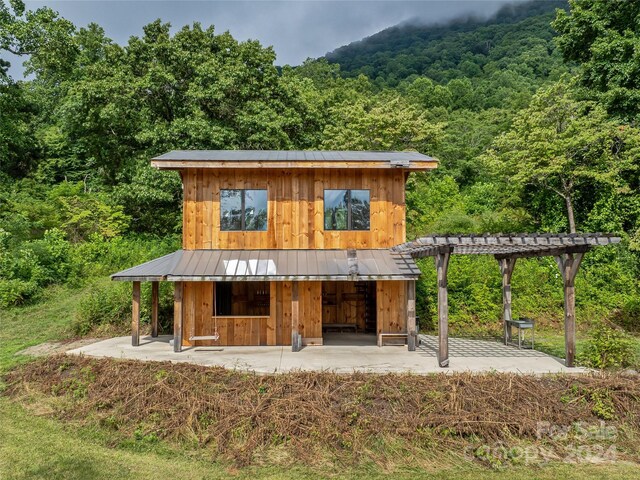 view of front of house featuring a pergola and a patio