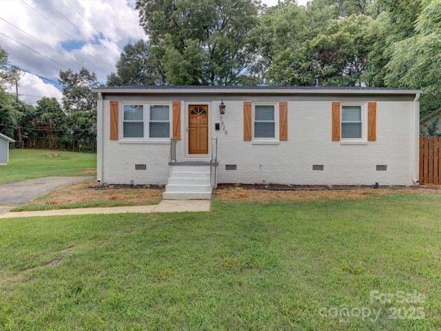 view of front of home featuring a front lawn