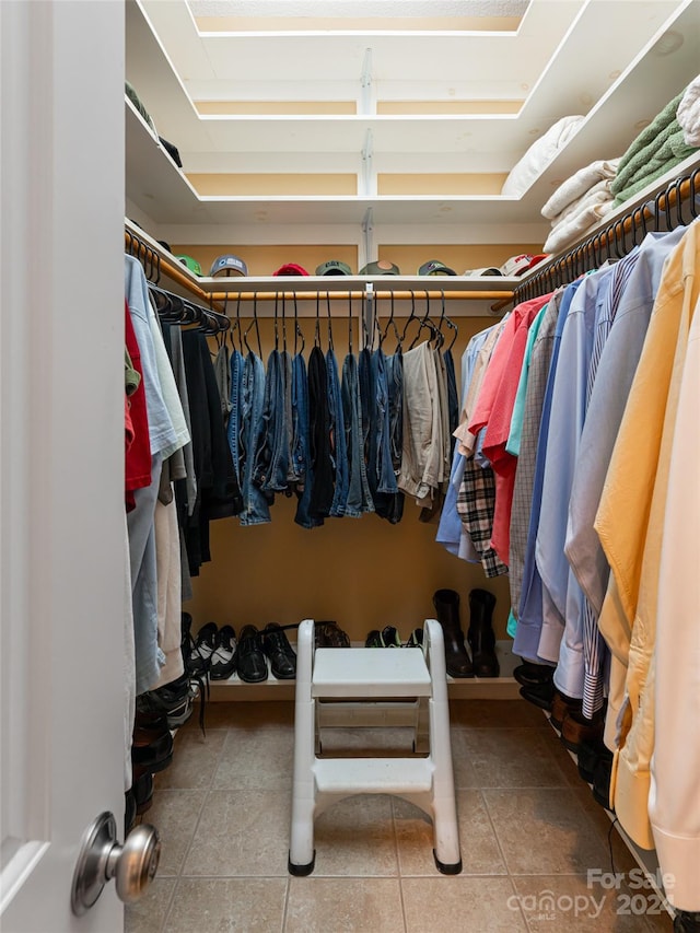 walk in closet featuring tile patterned floors