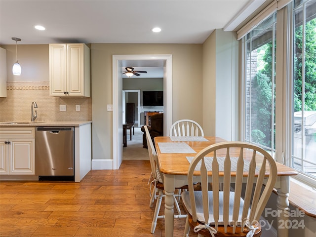 dining room with sink, light hardwood / wood-style flooring, a wealth of natural light, and ceiling fan