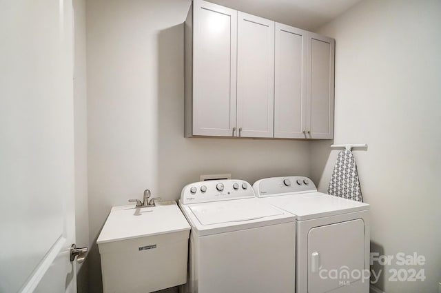 laundry room featuring sink, cabinets, and independent washer and dryer