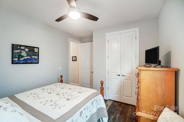 bedroom with dark wood-type flooring, ceiling fan, and a closet