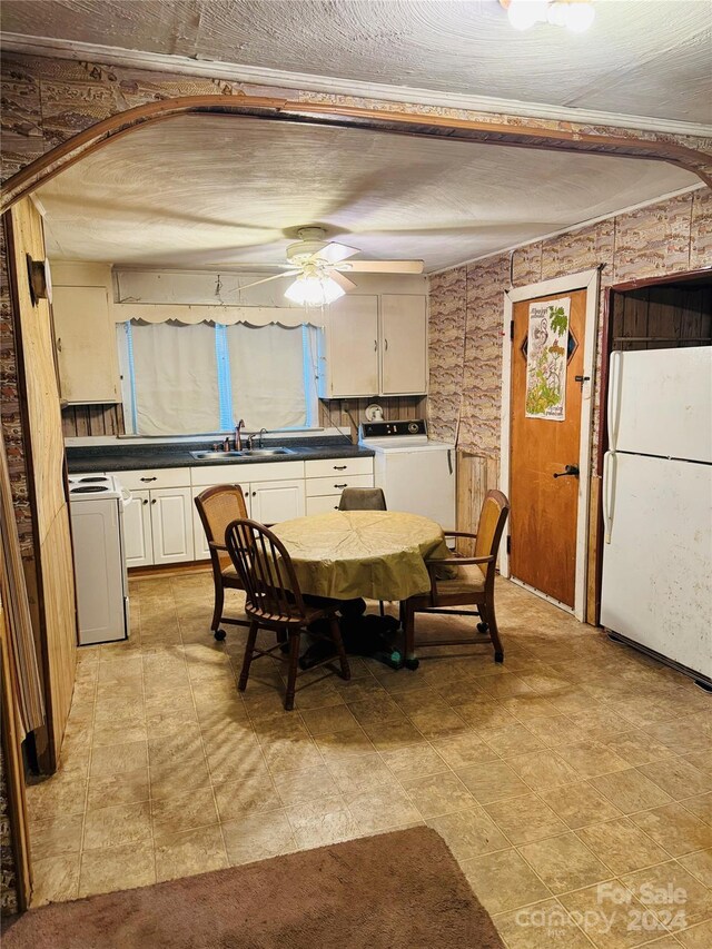 dining room featuring washer / dryer, sink, crown molding, and ceiling fan