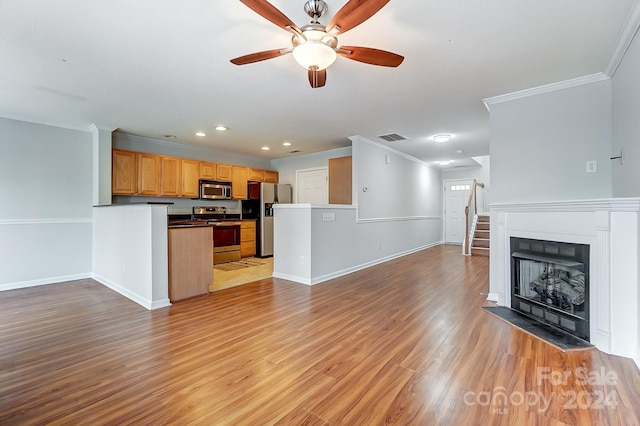 kitchen featuring stainless steel appliances, light hardwood / wood-style floors, crown molding, and ceiling fan