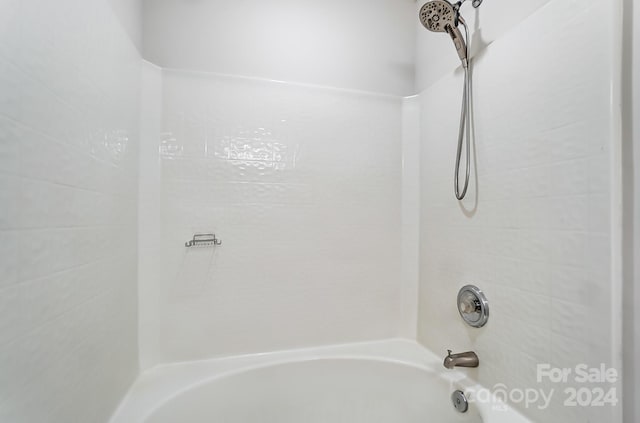 bathroom with tiled shower / bath combo